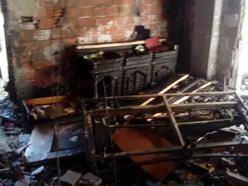 Rescatan a cuatro personas de un edificio en llamas en Torrevieja Rescatan a cuatro personas de un edificio en llamas en Torrevieja