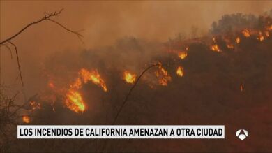 Las llamas continúan avanzando en California y amenazan a unas 18.000 viviendas