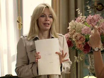 María ayuda a Charo para la audición María ayuda a Charo para la audición