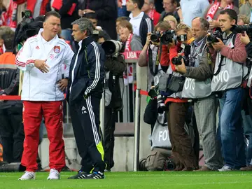 Van Gaal y Mourinho dialogan antes de un partido Van Gaal y Mourinho dialogan antes de un partido