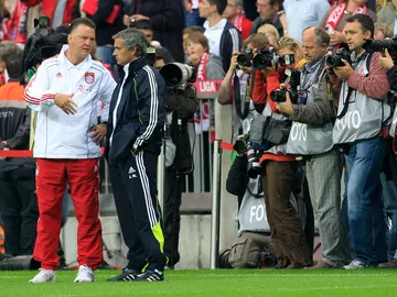 Van Gaal y Mourinho dialogan antes de un partido Van Gaal y Mourinho dialogan antes de un partido