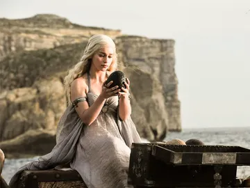 Daenerys Targaryen con los huevos de dragón en 'Juego de Tronos' Daenerys Targaryen con los huevos de dragón en 'Juego de Tronos'