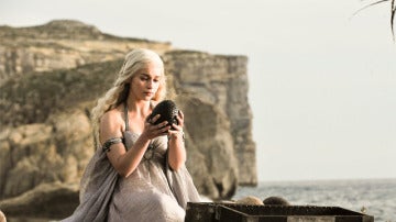 Daenerys Targaryen con los huevos de dragón en 'Juego de Tronos'