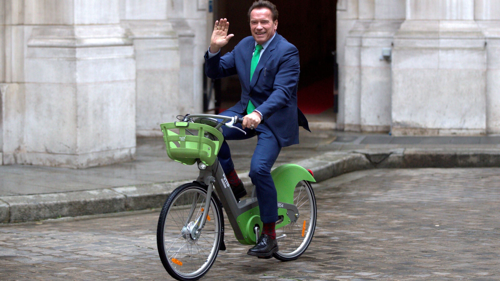 Arnold Schwarzenegger se reúne con la alcaldesa de París para actualizar su plan contra el cambio climático