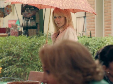 Charo descubre que entre Matilde y Juli&aacute;n hay m&aacute;s que una amistad