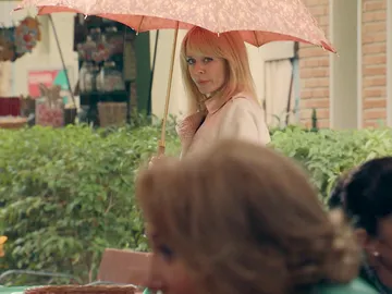 Charo descubre que entre Matilde y Julián hay más que una amistad Charo descubre que entre Matilde y Julián hay más que una amistad
