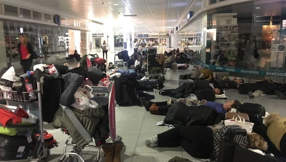 Caos en los aeropuertos europeos por el temporal