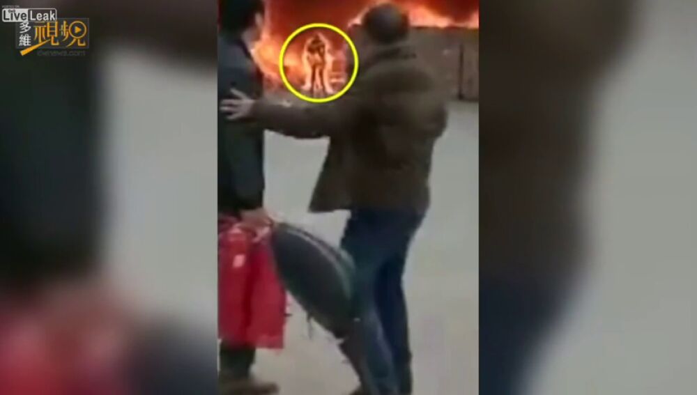 Salvan a una mujer envuelta en llamas en China