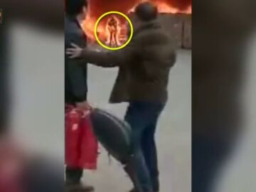 Salvan a una mujer envuelta en llamas en China