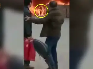 Salvan a una mujer envuelta en llamas en China Salvan a una mujer envuelta en llamas en China