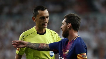Messi dialoga con Sánchez Martínez durante un partido