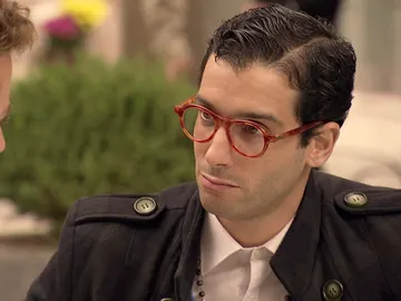Javier prefiere mantener a Ignacio al margen de sus problemas Javier prefiere mantener a Ignacio al margen de sus problemas