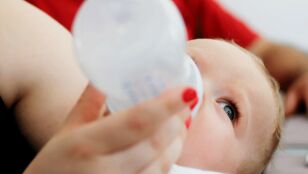 Un beb&eacute; tomando un biber&oacute;n de leche