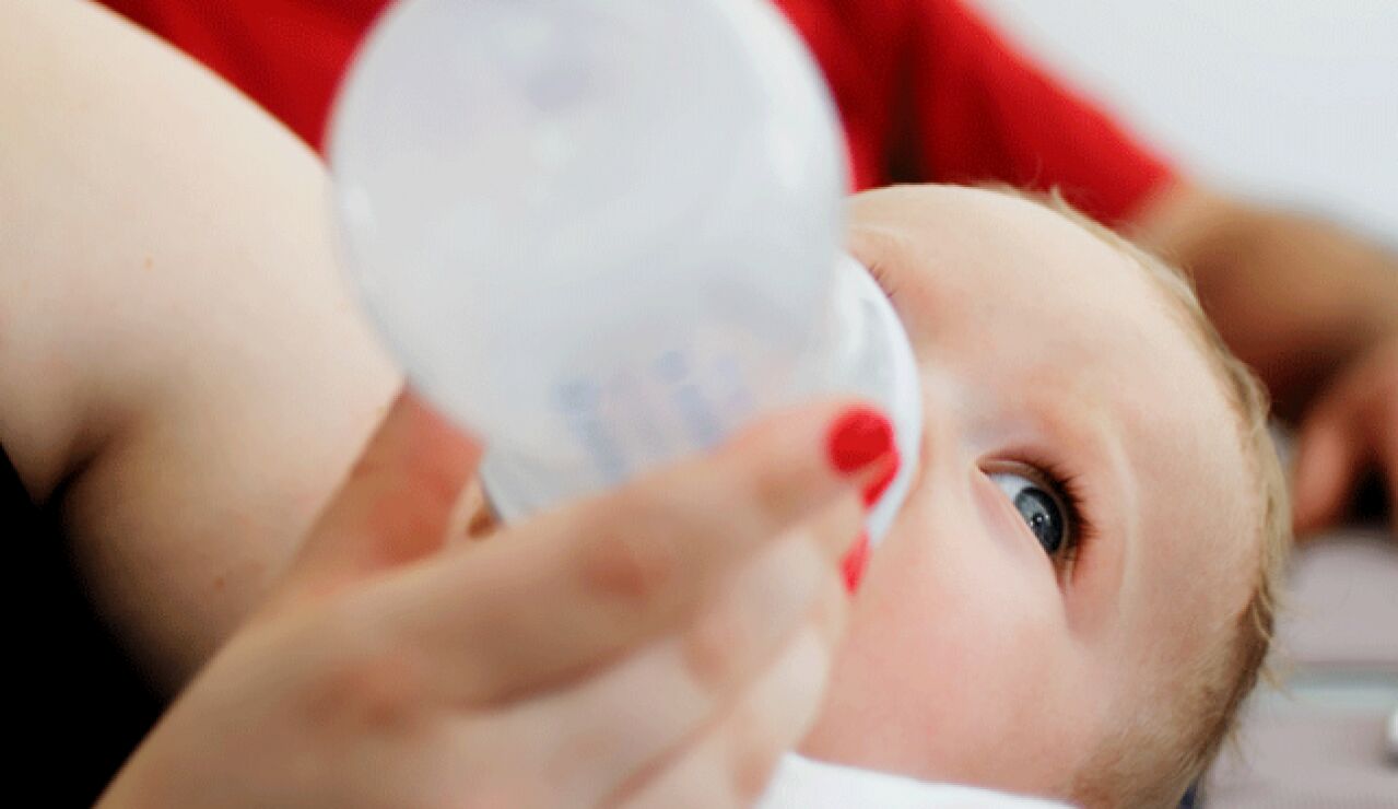 Un beb&eacute; tomando un biber&oacute;n de leche