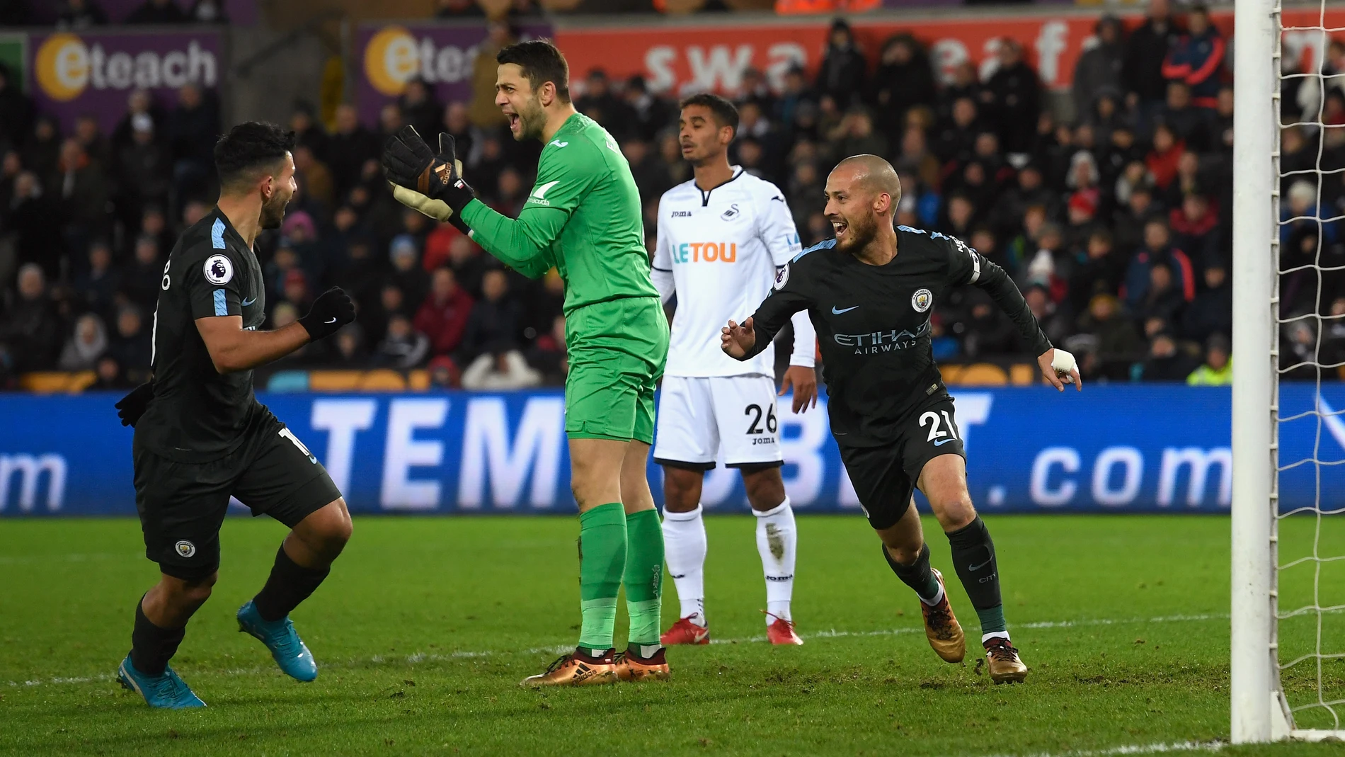 David Silva celebra su primer gol ante el Swansea David Silva celebra su primer gol ante el Swansea