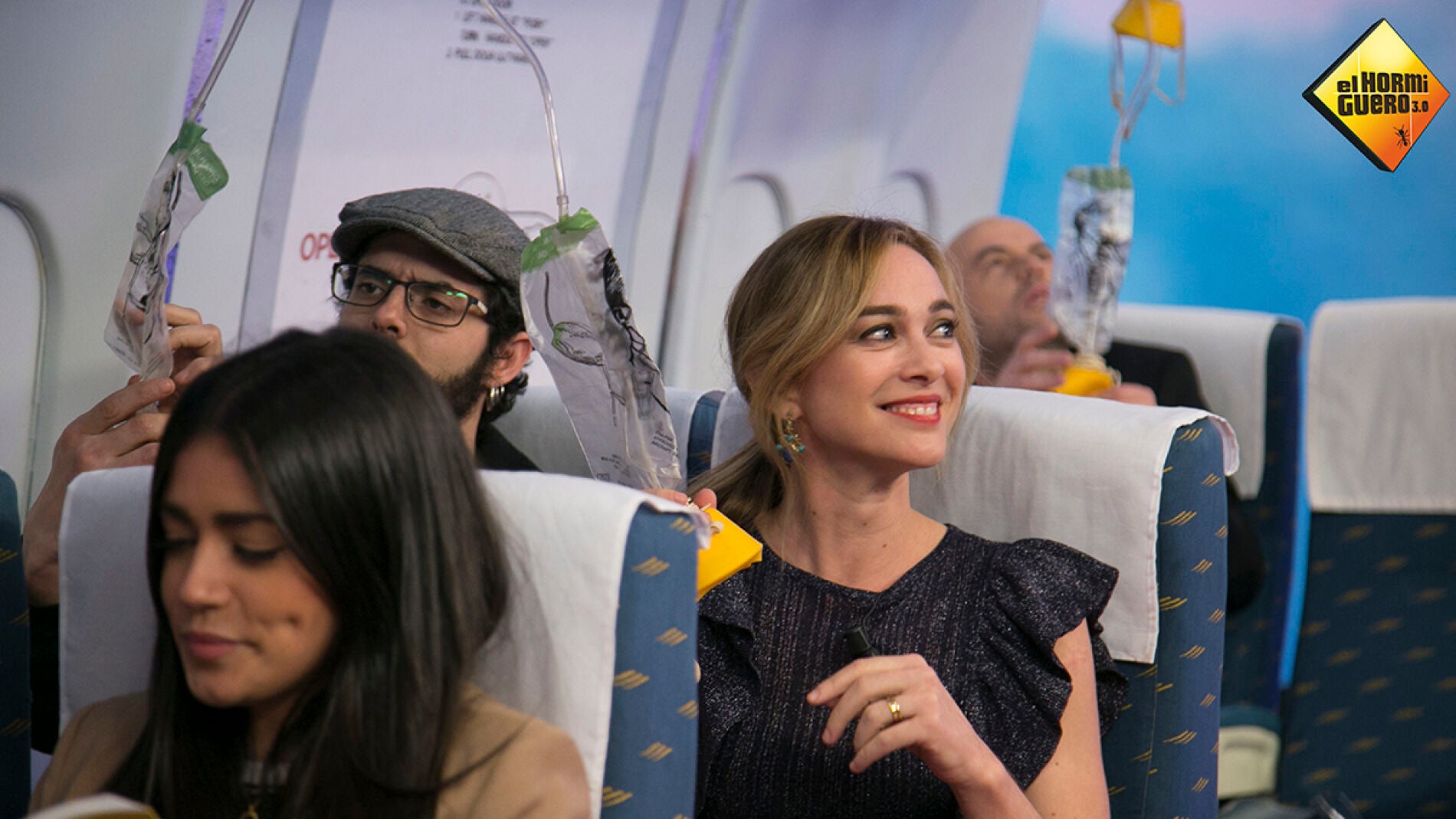 Los mejores consejos para sobrevivir a los accidentes de avión, por Marta Hazas