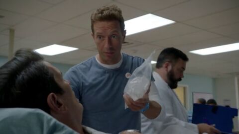 "Te he traído hielo para los 'huevetes'"