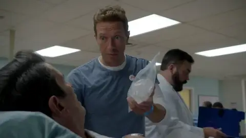 "Te he traído hielo para los 'huevetes'" "Te he traído hielo para los 'huevetes'"