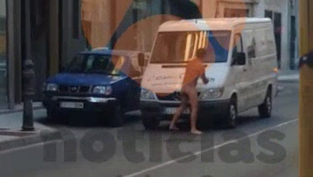 Joven desnudo en Tudela acusado de desperfectos en coches