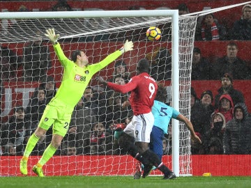 Lukaku remata de cabeza para firmar el gol de la victoria ante el Bournemouth