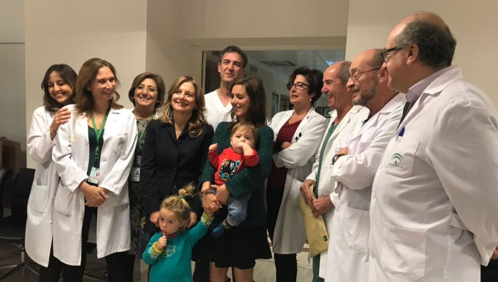 El equipo médico junto a Max y su familia