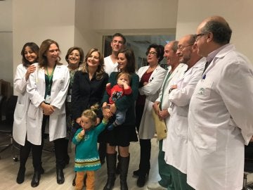 El equipo médico junto a Max y su familia