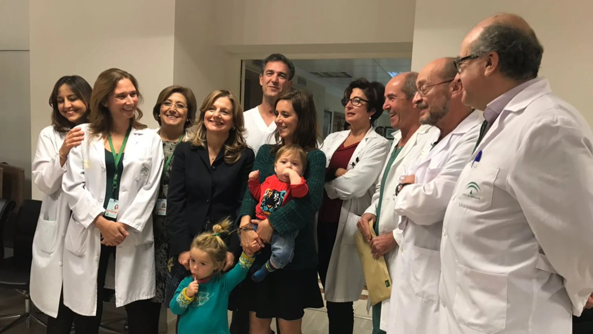 El equipo médico junto a Max y su familia El equipo médico junto a Max y su familia