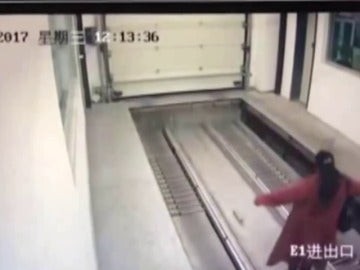 Una mujer es atropellada en un garaje de control remoto en China por despistarse con el móvil Una mujer es atropellada en un garaje de control remoto en China por despistarse con el móvil