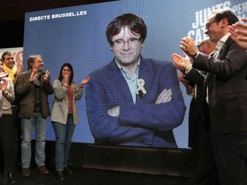 Por videoconferencia desde Bruselas, el presidente de la Generalitat cesado, Carles Puigdemont