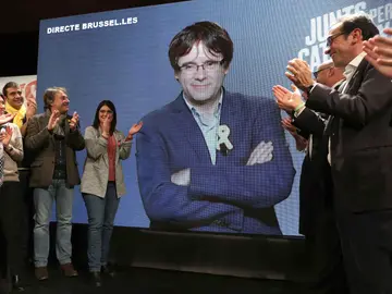 Por videoconferencia desde Bruselas, el presidente de la Generalitat cesado, Carles Puigdemont Por videoconferencia desde Bruselas, el presidente de la Generalitat cesado, Carles Puigdemont
