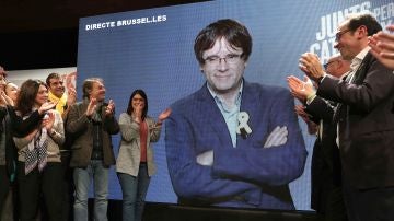 Por videoconferencia desde Bruselas, el presidente de la Generalitat cesado, Carles Puigdemont