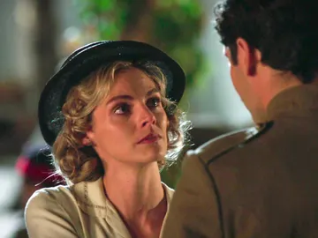 Julia se despide de Andrés Julia se despide de Andrés