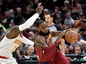 LeBron James intenta entrar a canasta ante la defensa de Schroder LeBron James intenta entrar a canasta ante la defensa de Schroder
