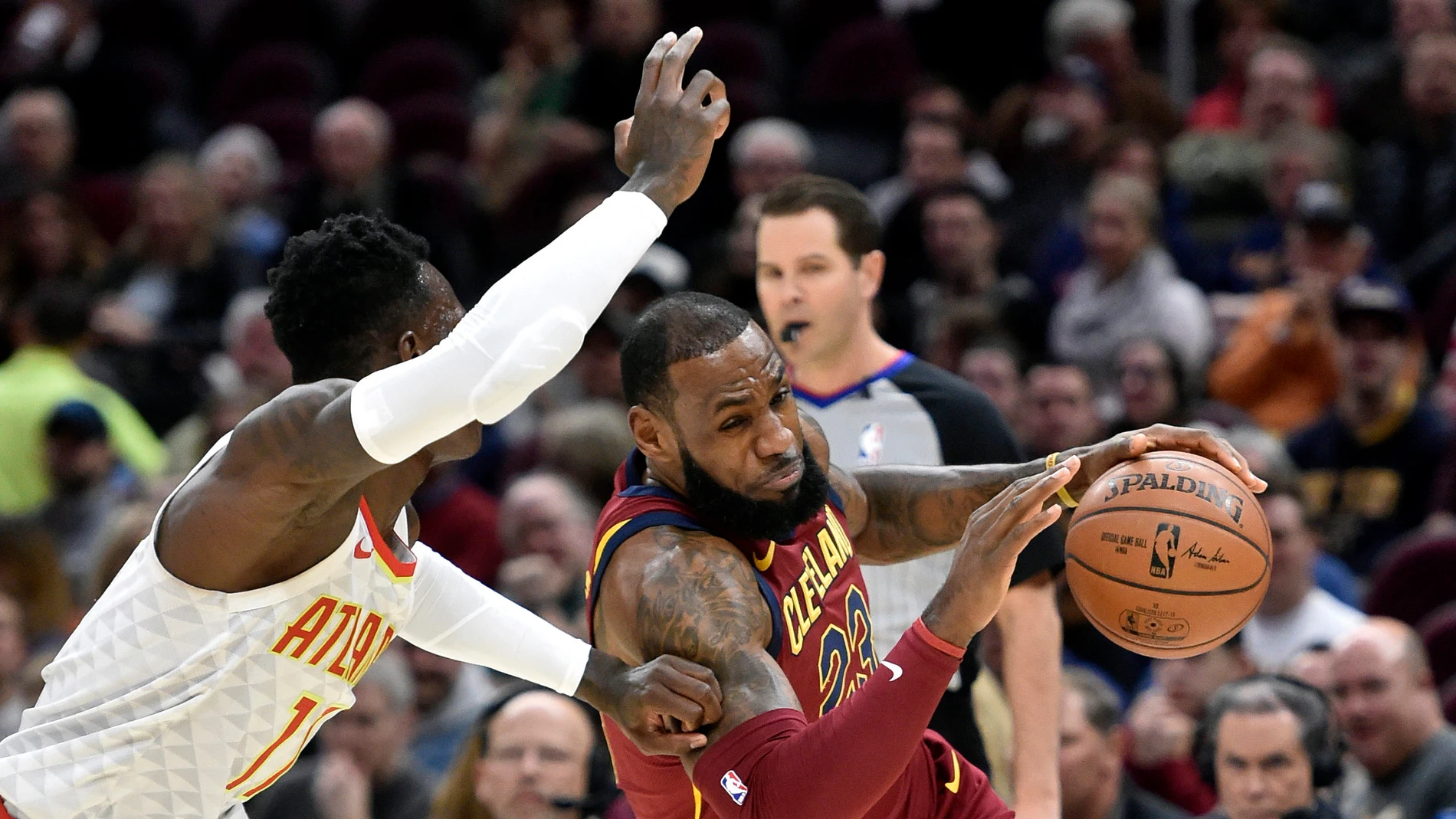 LeBron James intenta entrar a canasta ante la defensa de Schroder LeBron James intenta entrar a canasta ante la defensa de Schroder