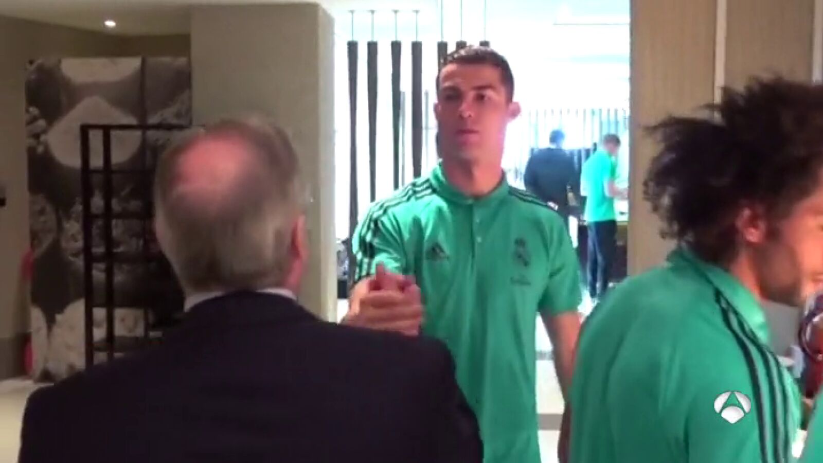 El tenso abrazo entre Cristiano Ronaldo y Florentino Pérez en Abu Dabi