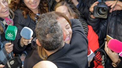 La razón por la que Alejandro Sanz abraza efusivamente a una periodista