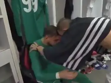 Donnarumma es consolado por Bonucci en el vestuario del Milan Donnarumma es consolado por Bonucci en el vestuario del Milan