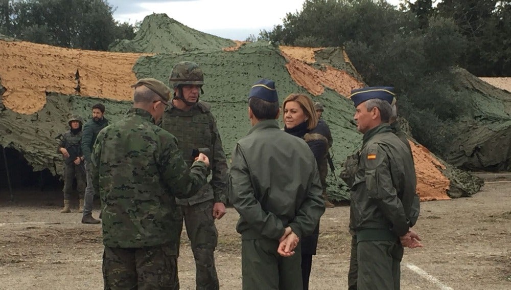 La ministra de Defensa visita la zona donde se están realizando maniobras militares en Cataluña