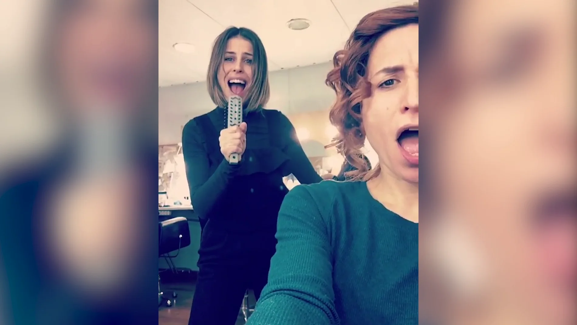 Marta Tomasa y Ruth Llopis montan su propio karaoke en los camerinos de Puente Viejo