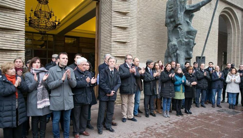 Minuto de silencio en homenaje a Víctor Láinez en Zaragoza