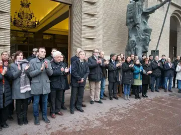 Minuto de silencio en homenaje a Víctor Láinez en Zaragoza Minuto de silencio en homenaje a Víctor Láinez en Zaragoza