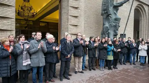 Minuto de silencio en homenaje a Víctor Láinez en Zaragoza Minuto de silencio en homenaje a Víctor Láinez en Zaragoza