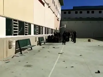 Disturbios en la cárcel de Archidona por la protesta de los inmigrantes internados por la escasez de comida Disturbios en la cárcel de Archidona por la protesta de los inmigrantes internados por la escasez de comida