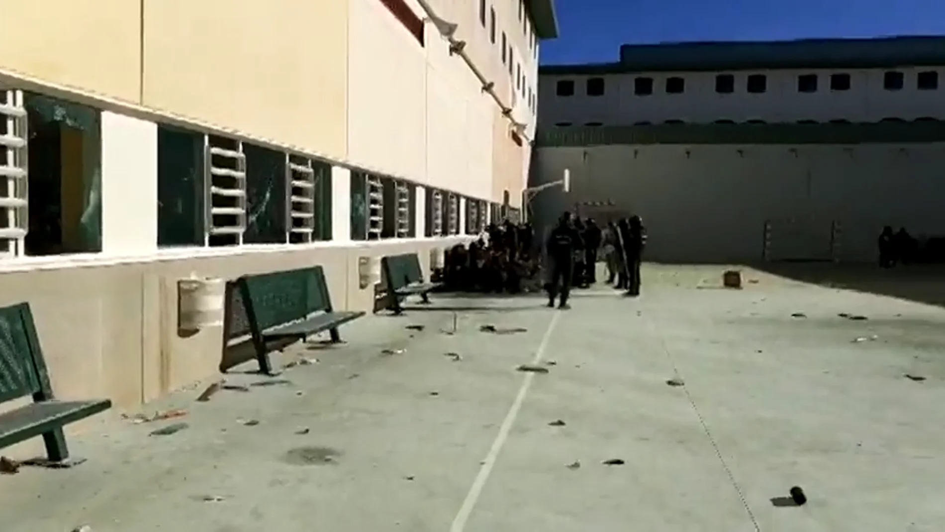 Disturbios en la cárcel de Archidona por la protesta de los inmigrantes internados por la escasez de comida Disturbios en la cárcel de Archidona por la protesta de los inmigrantes internados por la escasez de comida