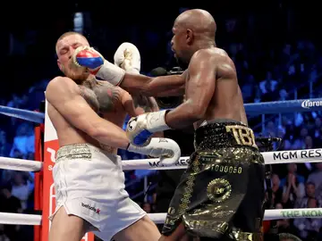 Mayweather golpea a McGregor durante su combate Mayweather golpea a McGregor durante su combate