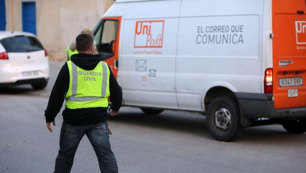 Imagen de archivo de un agente de la Guardia Civil ante una furgoneta de UniPost