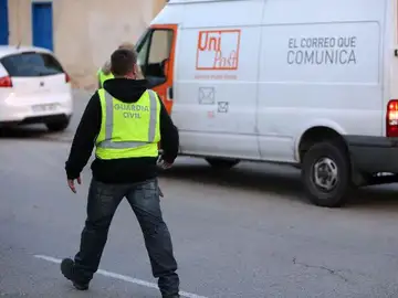 Imagen de archivo de un agente de la Guardia Civil ante una furgoneta de UniPost Imagen de archivo de un agente de la Guardia Civil ante una furgoneta de UniPost