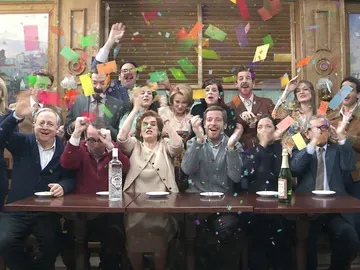 Los vecinos de 'Amar es para siempre' enloquecen comiendo las 12 uvas Los vecinos de 'Amar es para siempre' enloquecen comiendo las 12 uvas