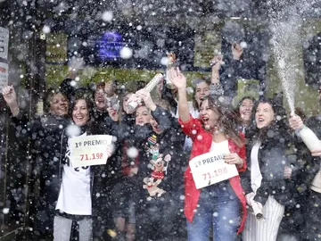 Celebración en una administración de Lotería Celebración en una administración de Lotería