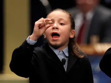 Aya, una niña del Colegio de San Ildefonso Aya, una niña del Colegio de San Ildefonso